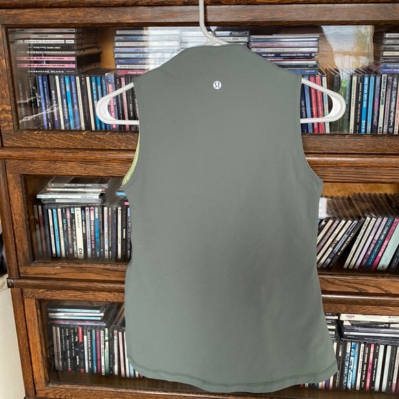 Vintage LULULEMON Fitness Top with Built-in-Bra Size Small - Picture 2 of 10